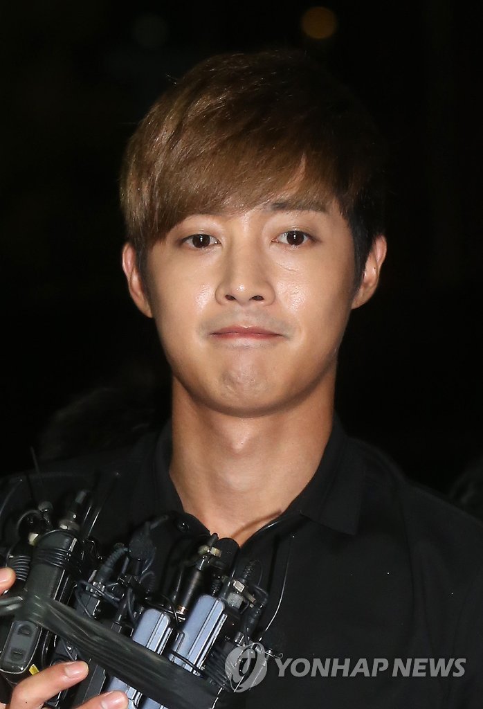입술 굳게 다문 김현중