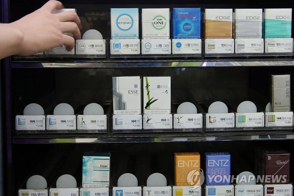 서울 종로의 한 편의점 담배 판매대가 고객에게 담배 판매 후 새로 채워넣을 담배량이 부족해 지면서 일부 품목이 텅 비어 있다.