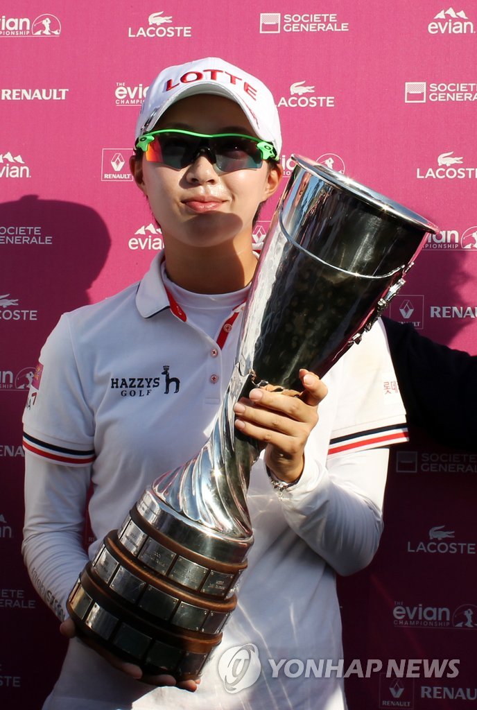 (에비앙=연합뉴스) 류현성 특파원 = 김효주가 프랑스 에비앙에서 열린 미국 여자프로골프(LPGA) 에비앙 챔피언십 4라운드에서 우승한 뒤 우승컵을 들어 보이고 있다. 