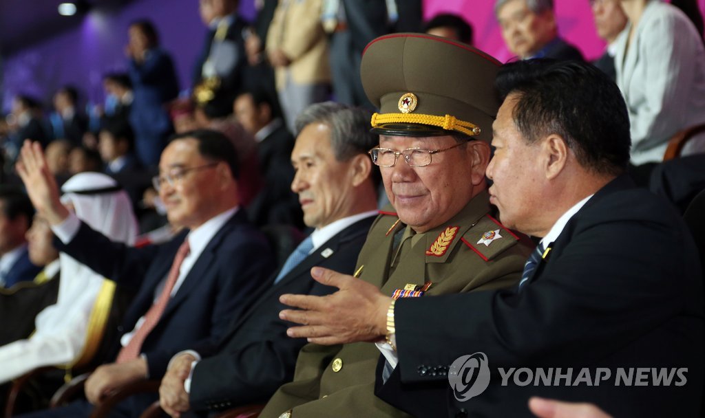 <아시안게임> 얘기 나누는 북한 고위대표단