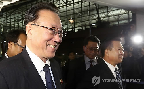 북한 김양건 당 통일전선부장 겸 대남담당 비서(왼쪽)