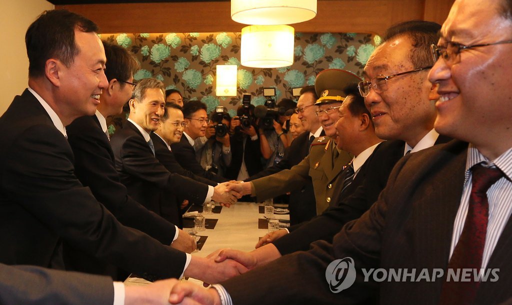 2014 인천 아시안게임 폐막식 참석차 방남한 북한 김양건 당 통일전선부장 겸 대남담당 비서, 황병서 북한군 총정치국장, 최룡해 노동당 비서가 4일 오전 인천시 남동구 영빈관에서 김관진 청와대 국가안보실장과 류길재 통일부 장관 등 우리 측 관계자들과 악수하고 있다.