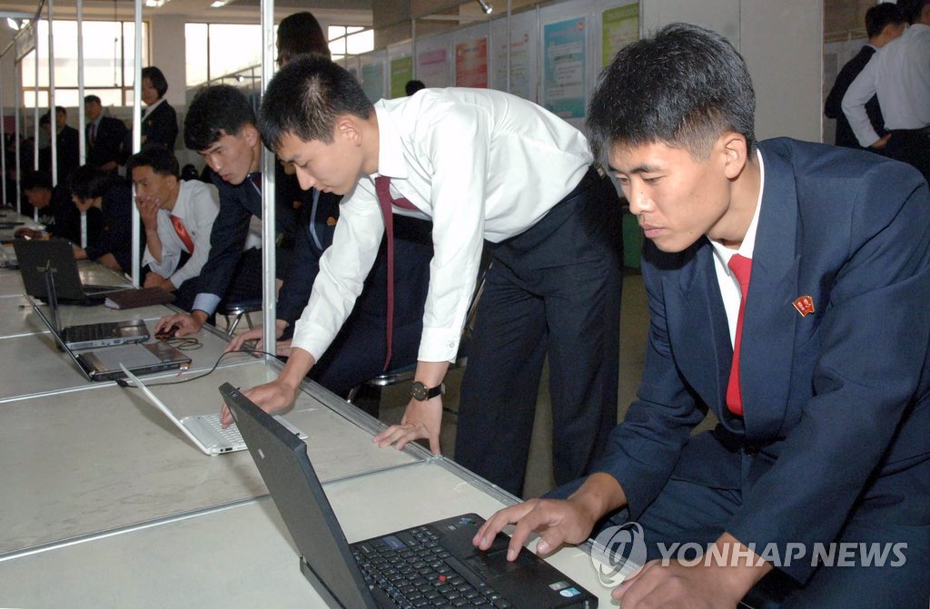 컴퓨터 하는 북한 대학생들 
