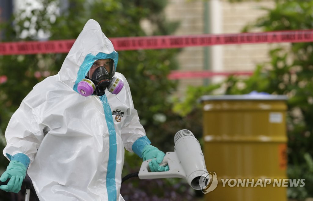 에볼라 감염된 미국 간호사 자택 방역 (AP=연합뉴스)
