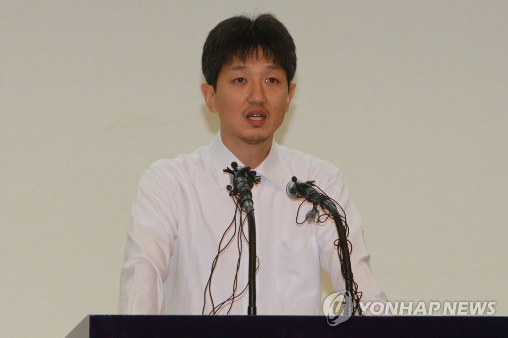 실종자가족 인양 투표 부결 설명하는 배의철변호사