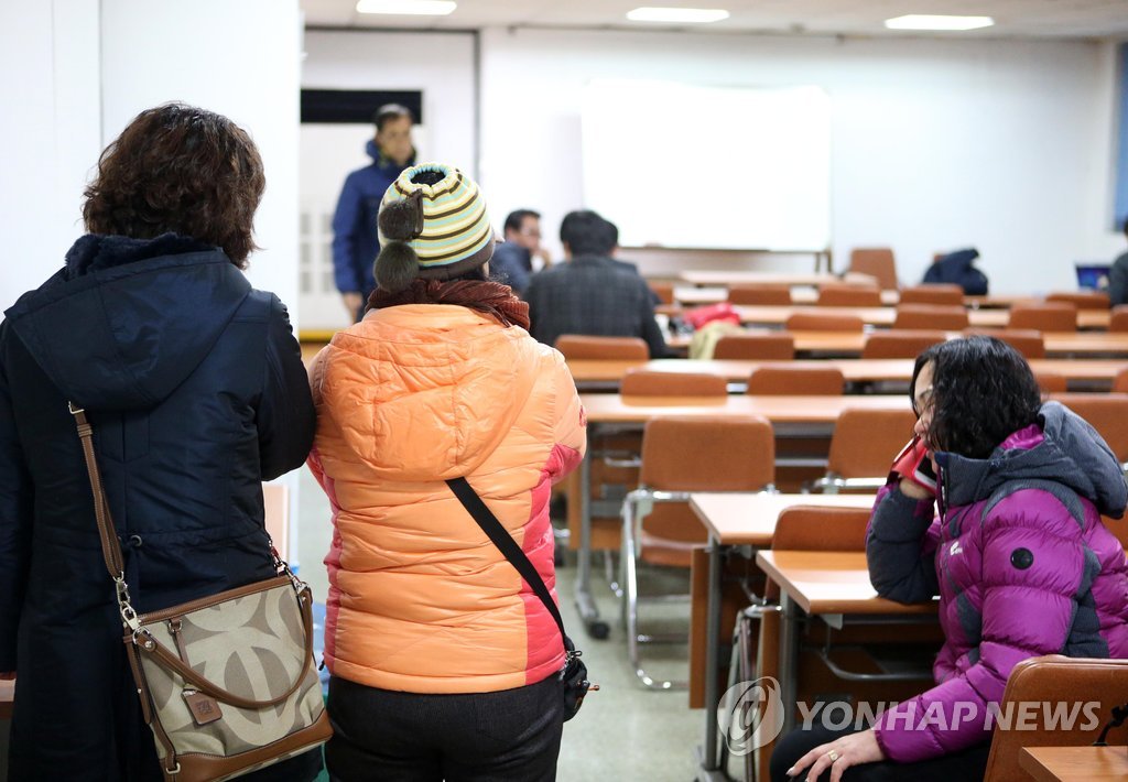 구조소식 기다리는 선원가족들