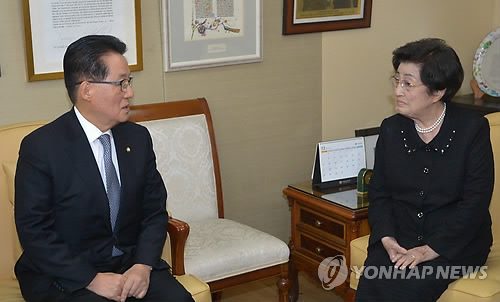 방북인사하는 박지원