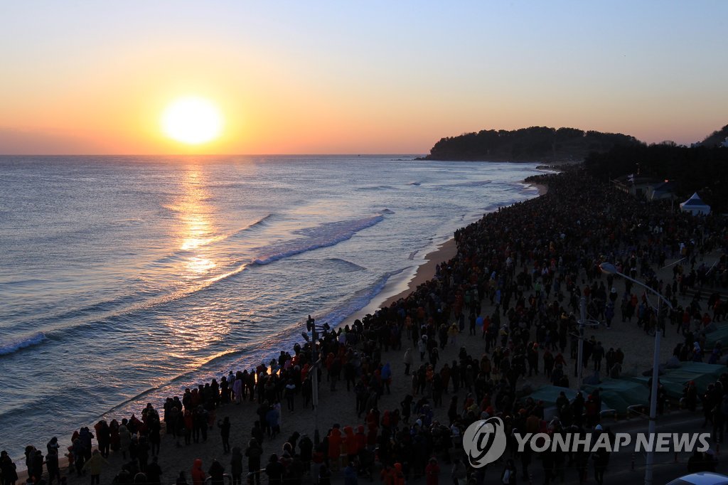 속초해변 해맞이(연합뉴스 자료사진)