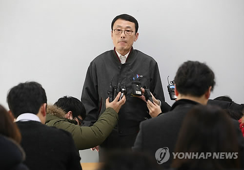 사고와 관련해 브리핑하는 LG디스플레이 이방수 부사장