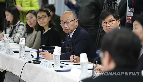 발언 경청하는 보건복지부 장관