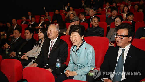 ‘국제시장’ 관람하는 박 대통령