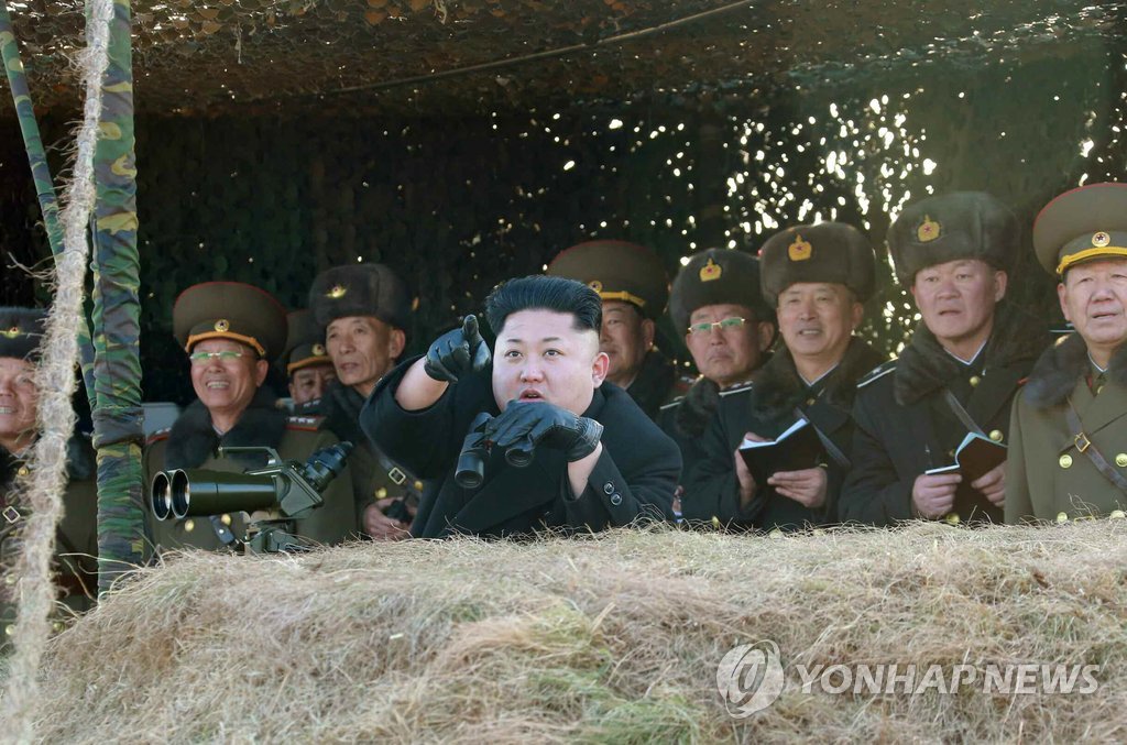 북한 공·해군 합동훈련 지도하는 김정은