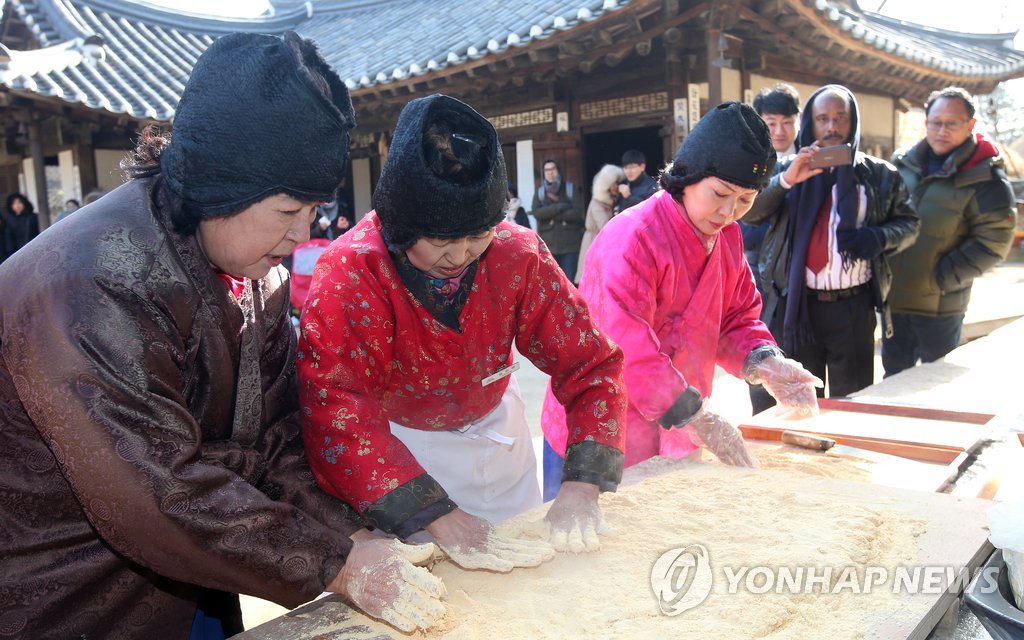 한국민속촌 '설맞이 복 잔치'(연합뉴스 자료사진)