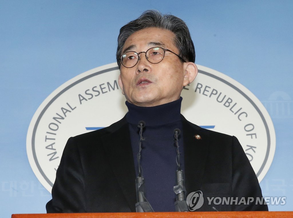 총선 불출마 선언 기자회견하는 이한구 새누리당 의원 <<연합뉴스 자료사진>>