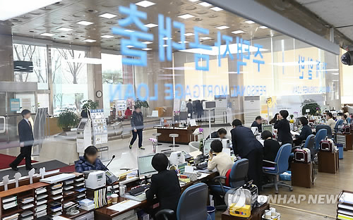 팍팍한 살림살이…공공요금·대출금리·보험료·식료품값 '들썩'(종합) - 1