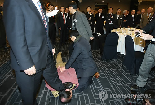 5일 오전 서울 세종문화회관에서 열린 민화협 주최 초청 강연에서 마크 리퍼트 주한 미국대사를 습격한 김기종(우리마당 대표)씨가 참석자들에 의해 제압당하고 있다.