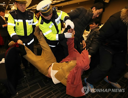 경찰에 제압당한 리퍼트 미 대사 습격 괴한