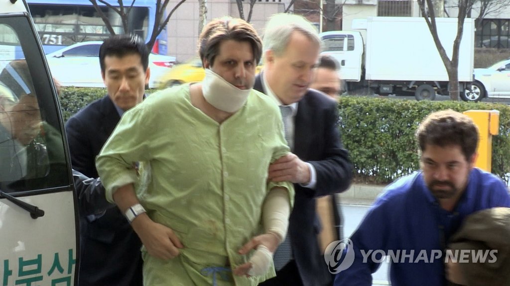 5일 오전 흉기 습격을 당한 마크 리퍼트 주한 미국 대사가 서울 서대문구 신촌세브란스 병원으로 들어가고 있다. (연합뉴스TV)