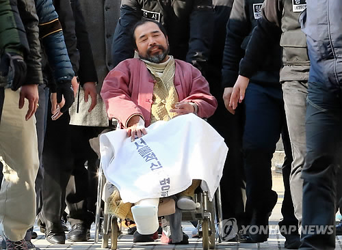 휠체어 타고 법원 들어서는 김기종