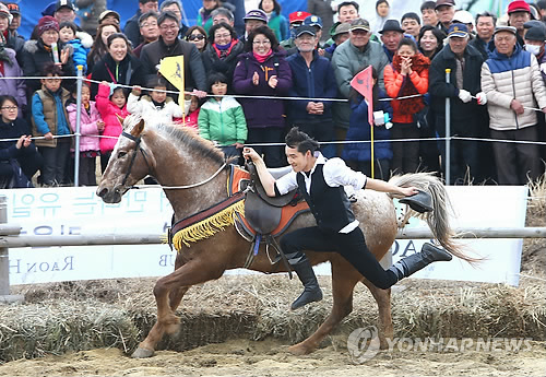 2015 제주들불축제가 열린 제주시 새별오름 축제장에서 마상 마예 공연이 펼쳐지고 있다. 2015.3.7
bjc@yna.co.kr