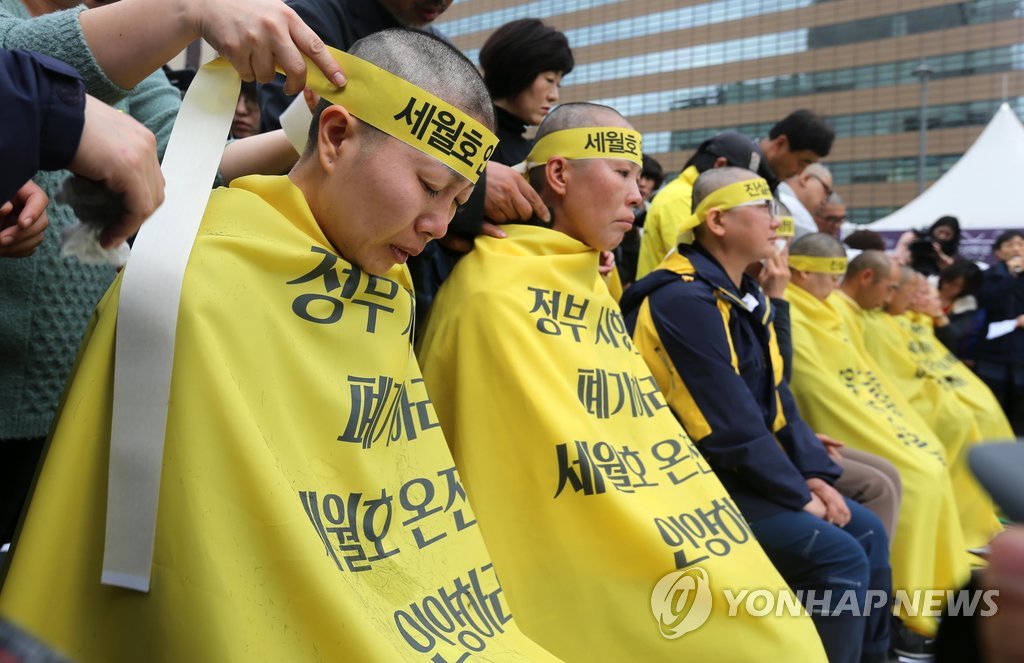 삭발식하는 세월호 희생자 및 피해자 가족들