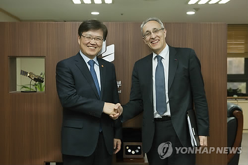 악수하는 최양희 장관-ITER 국제기구 사무총장