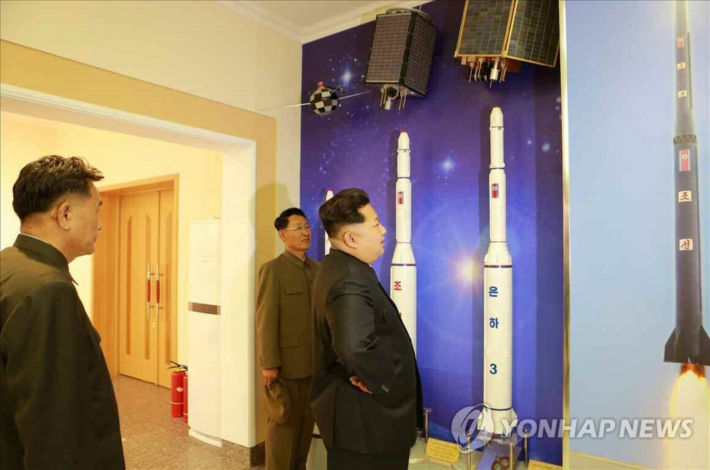 위성관제종합지휘소 시찰하는 김정은