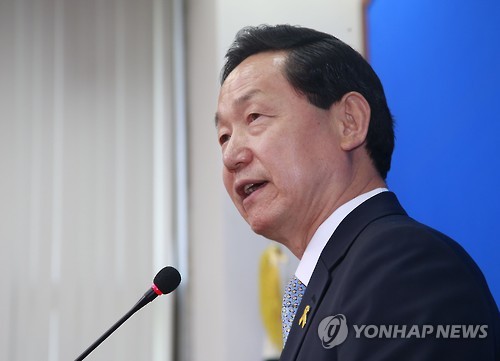 기자회견하는 김상곤 혁신위원장