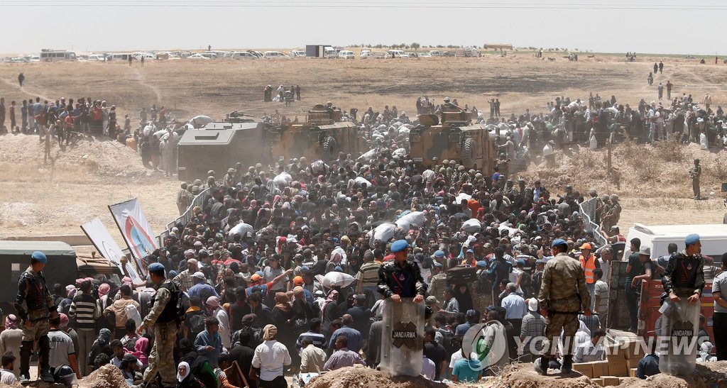 2015년 6월 터키 남부 국경으로 몰려드는 시리아 난민