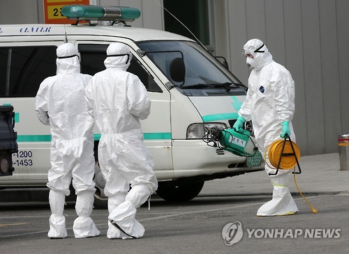 메르스 감염자 나온 강릉의료원 '방역'(연합뉴스 자료사진)