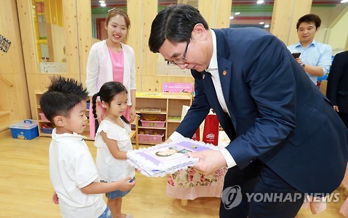 직장어린이집 방문한 이기권 장관