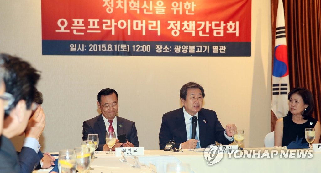 미국을 방문 중인 새누리당 김무성 대표가 지난 8월 1일(현지시간) 로스앤젤레스 한인타운 내 한 음식점에서 열린 '오픈프라이머리 정책간담회'에서 기조발언하고 있다. 오른쪽 부터 미셸 박 스틸 오렌지카운티 슈퍼바이저, 김 대표, 최석호 어바인 시장. (연합뉴스 자료사진)