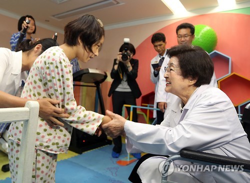 이희호 여사, 아동병원 방문