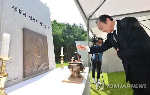 아버지 추모비 분향하는 장호권씨
