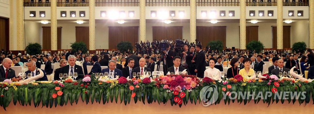 시진핑 주석 부부 옆자리 앉은 박 대통령