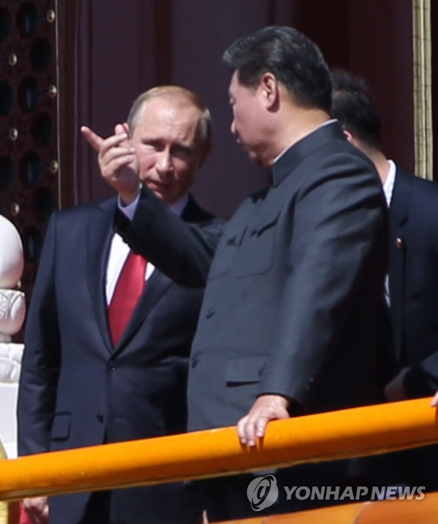 中열병식 보고 있는 시진핑 국가주석과 푸틴 러시아 대통령