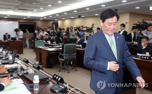 자리로 돌아오는 최경환 부총리 겸 기획재정부 장관