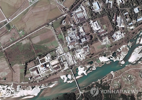 (영변<북한> AP=연합뉴스) 북한 원자력연구원 원장은 15일 조선중앙통신 기자의 질문에 대한 답변에서 "우리는 미국과 적대세력들이 무분별한 적대시정책에 계속 매여달리면서 못되게 나온다면 언제든지 핵뢰성으로 대답할 만단의 준비가 되어 있다"고 밝혔다.
이에 대해 대북 소식통은 "북한이 지난 2013년 2월 핵실험을 실시한 직후 자주의 핵뢰성을 울렸다는 표현을 썼다"면서 "이번에 또 이런 표현을 쓴 것으로 미뤄 제4차 핵실험을 시사한 것으로 볼 수도 있다"고 설명했다. 사진은 지난 2004년 9월 북한 영변의 핵시설 단지의 위성사진으로 미국 위성영상업체 디지털글로브가 제공한 것.