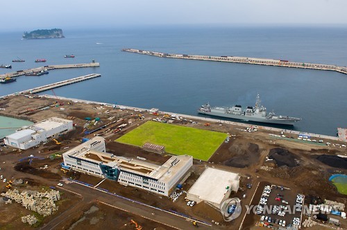 해군의 첫 이지스함인 세종대왕함이 지난달 16일 오전 서귀포 제주해군기지로 입항하고 있다. (연합뉴스 자료사진)