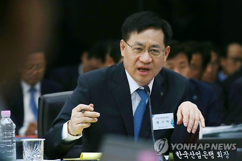 격앙된 홍기택 산업은행회장