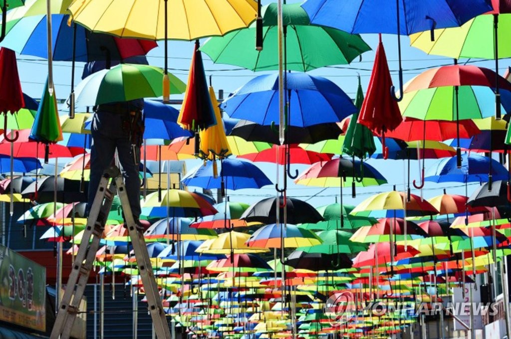 평창 올림픽시장의 오색 우산 거리