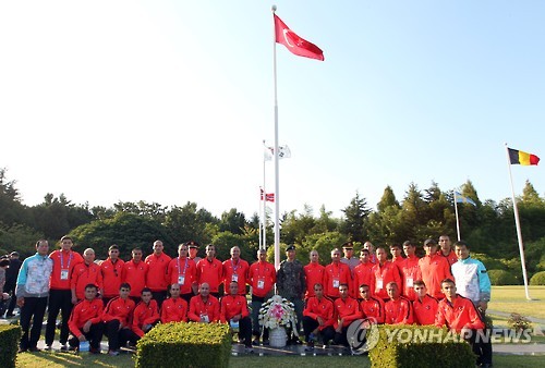 세계군인체육대회 출전 터키팀, 유엔기념공원 참배