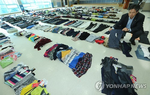 대강당 바닥 가득 채운 훔친 의류·신발