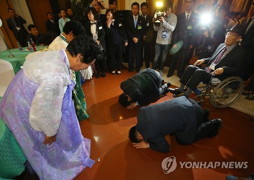 <이산상봉> 북측 누나들에게 큰절하는 동생들