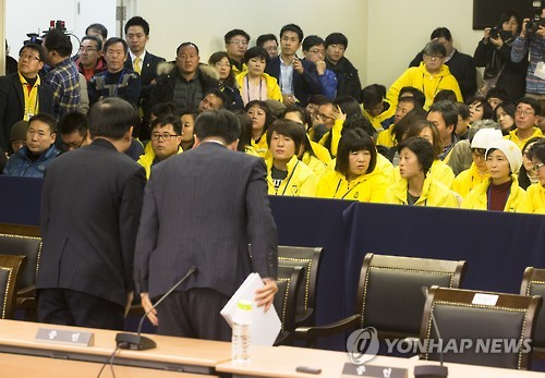 인사하는 증인들, 냉담한 반응의 방청객들