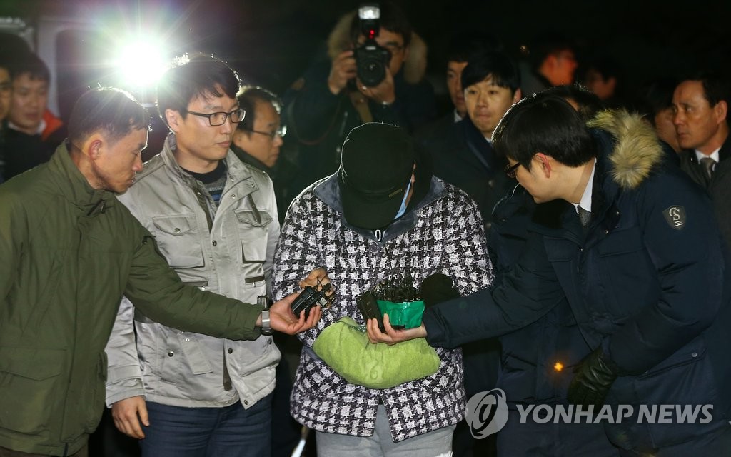 한국으로 송환된 조희팔 사기 조직의 2인자 강태용(54)이 지난 16일 대구지검으로 들어서고 있다. 