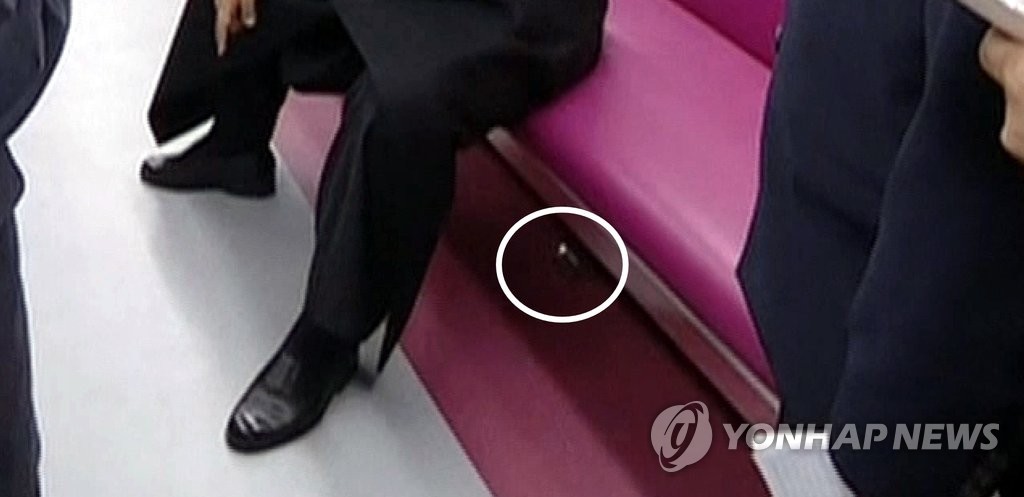 '애연가' 北김정은 지하철서도 흡연…꽁초는 아무데나
