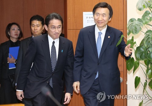 회담장 들어서는 한일 외교장관
