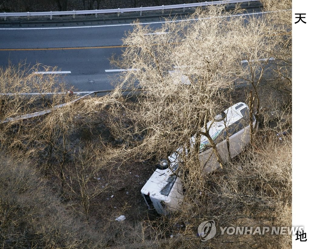 2016년 1월 15일 오전 2시께 일본 나가노(長野)현 가루이자와마치(輕井澤町) 국도 고갯길에서 도로를 이탈해 추락한 관광버스. 이 버스는 스키여행객을 태우고 이동 중이었으며 이 사고로 15명이 목숨을 잃었다. [교도=연합뉴스 자료사진]