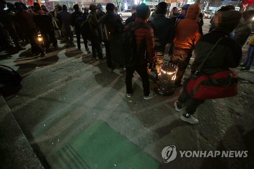 일용직 일자리를 기다리는 사람들
